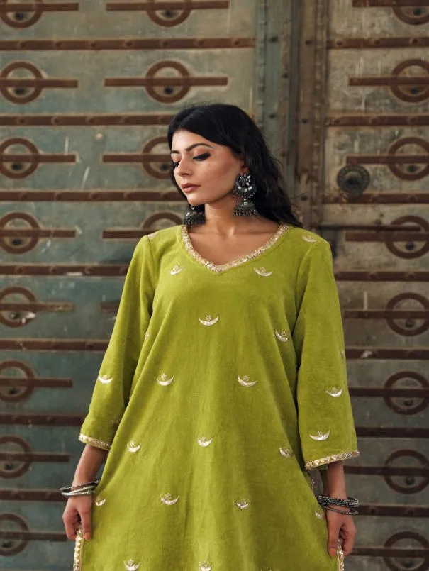 Chand Green Embroidered Velvet Kurta Set (Set of 3)