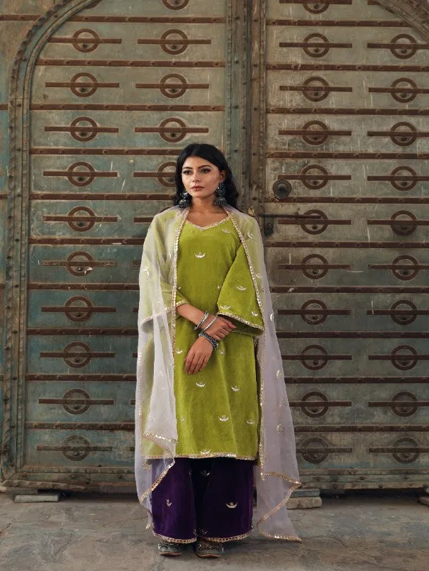 Chand Green Embroidered Velvet Kurta Set (Set of 3)